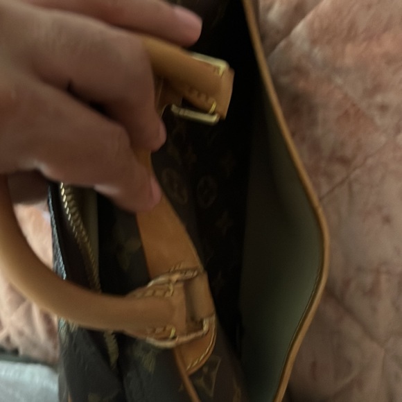 Brown Louis Vuitton bag 1 exterior pocket 4 interior pockets well conditioned - Picture 8 of 10